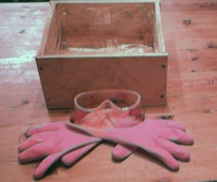 Seifenform, Schutzbrille und Gummihandschuhe